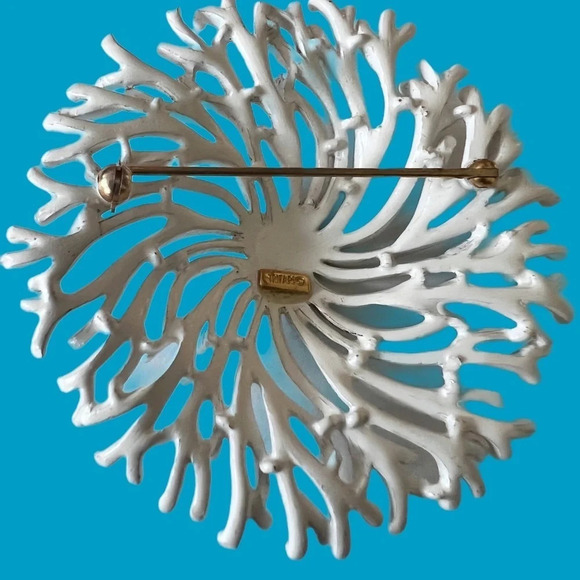 Vintage~ Crown Trifari~ White Enamel Lacy Coral Metal Brooch. - Picture 4 of 7